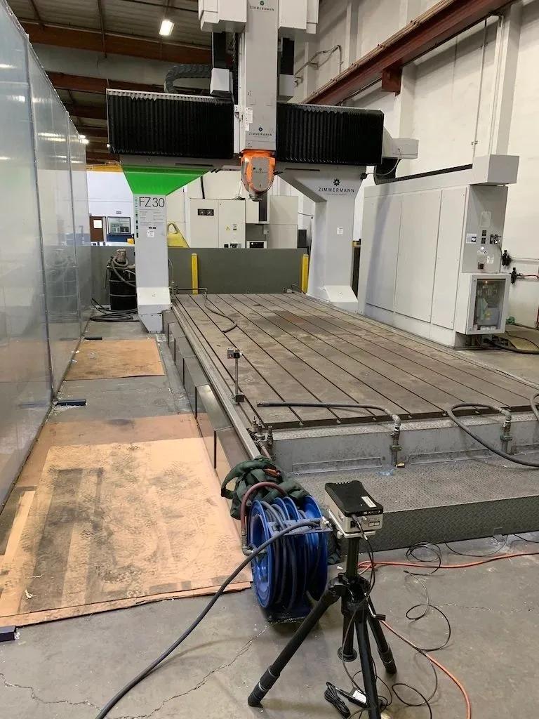 Laser measurement set-up along the table of a bridge-type machine