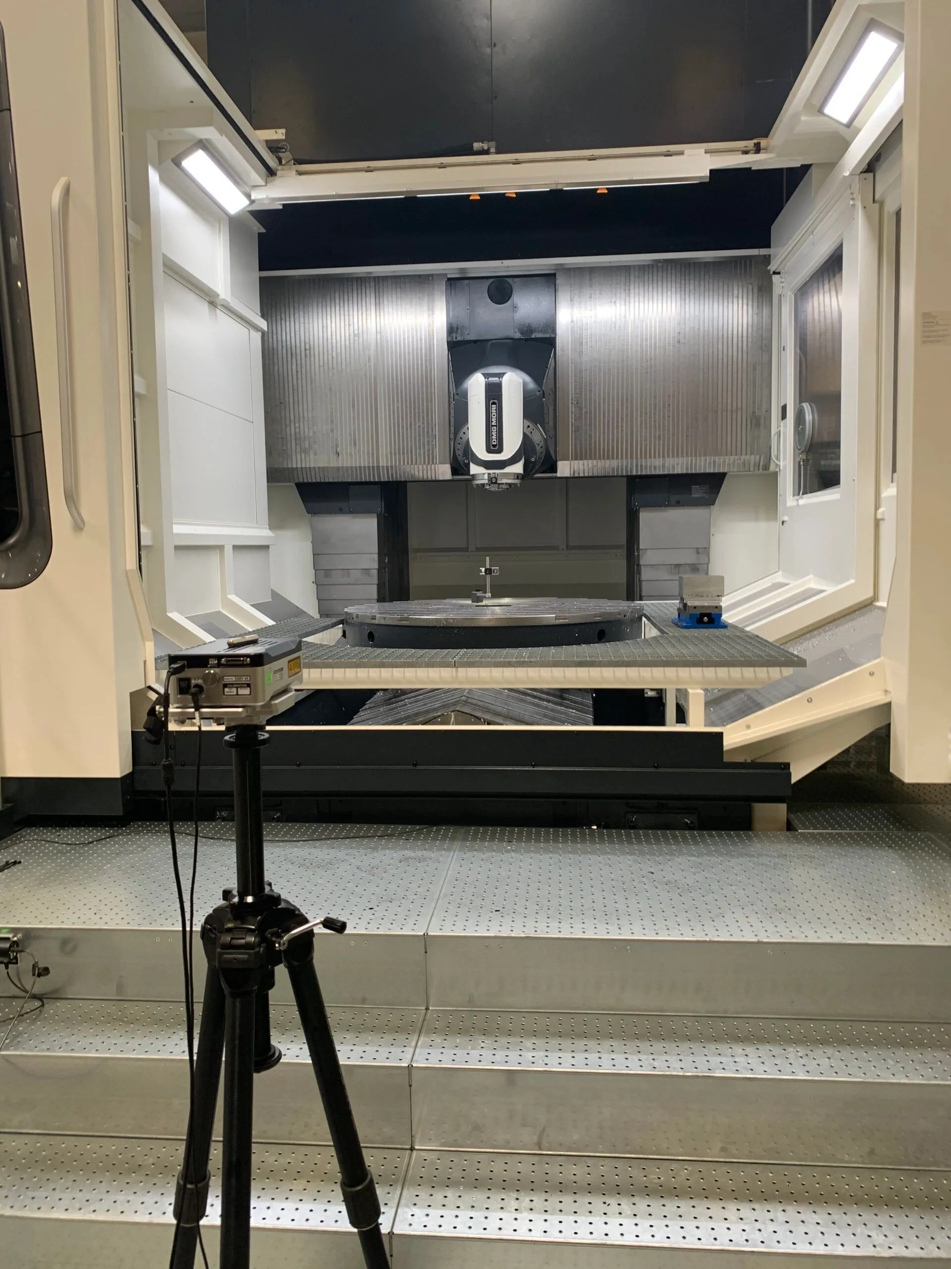Laser unit in front of a large machining centre