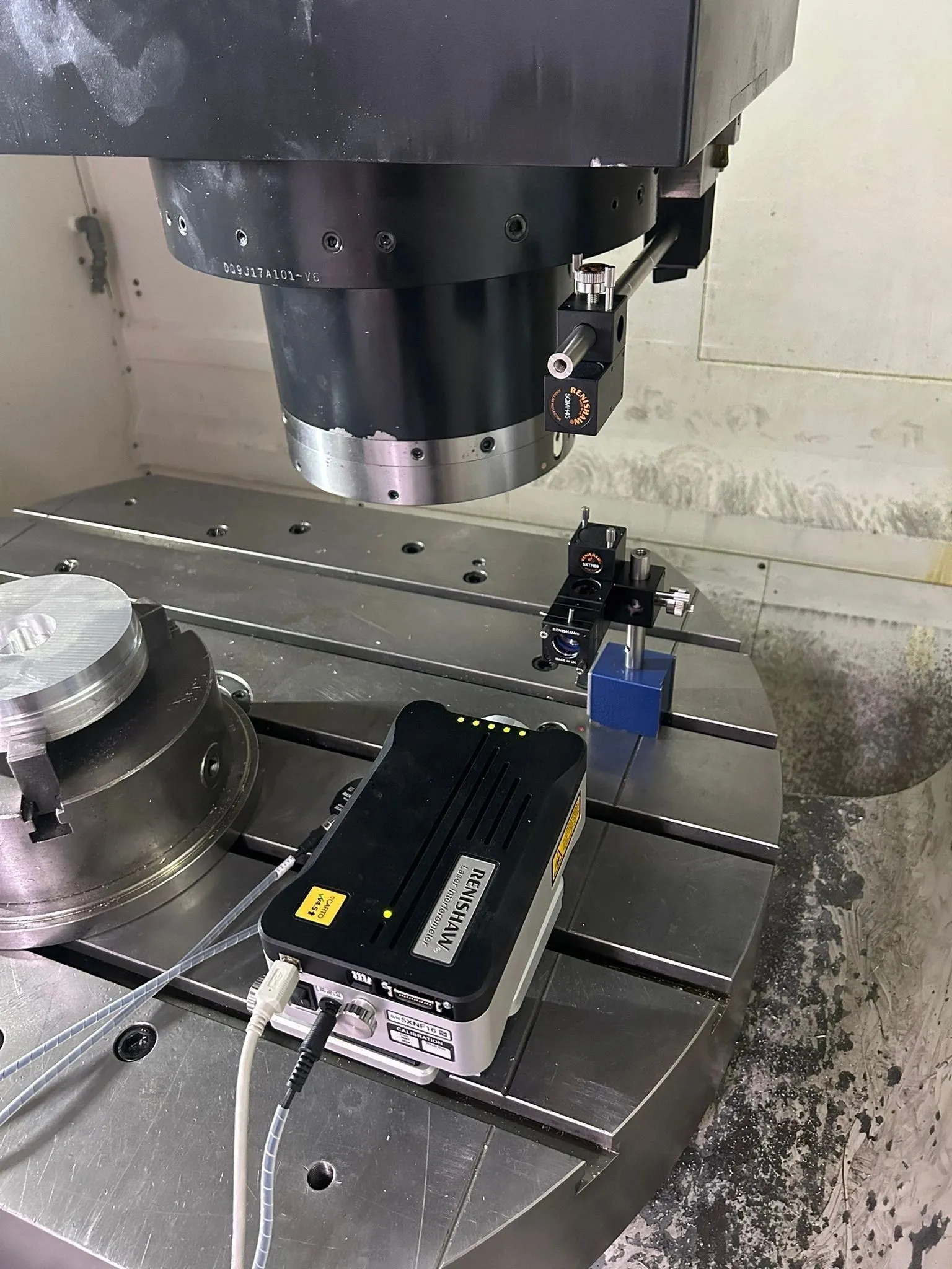 Laser optics under the spindle with the laser unit