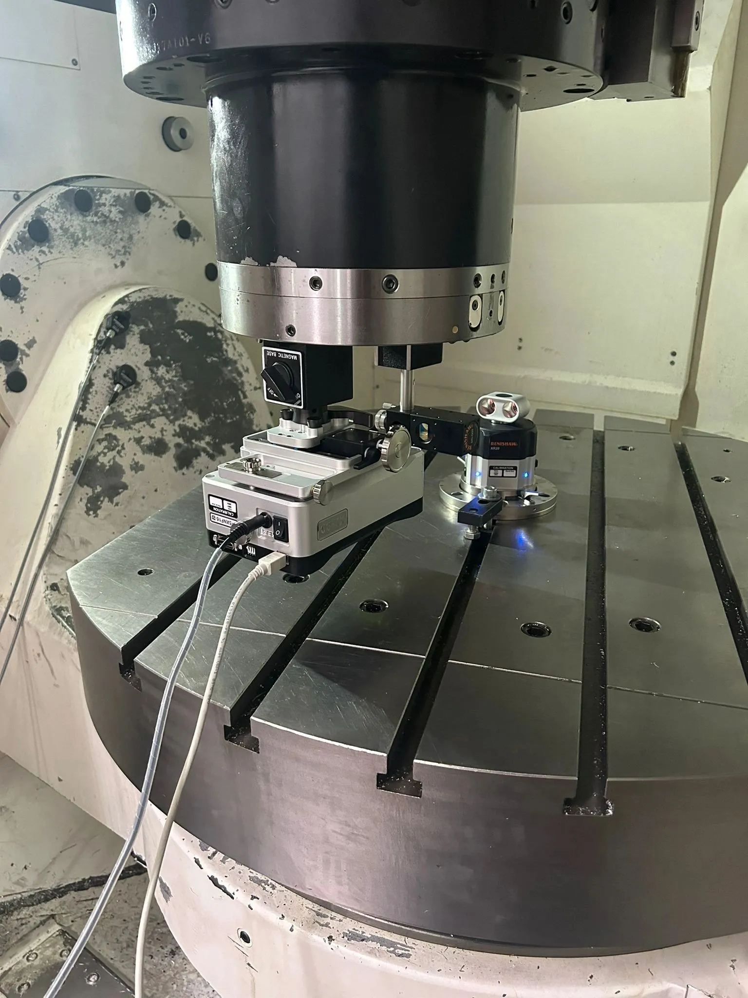 Measurement set-up on a rotary table under the spindle