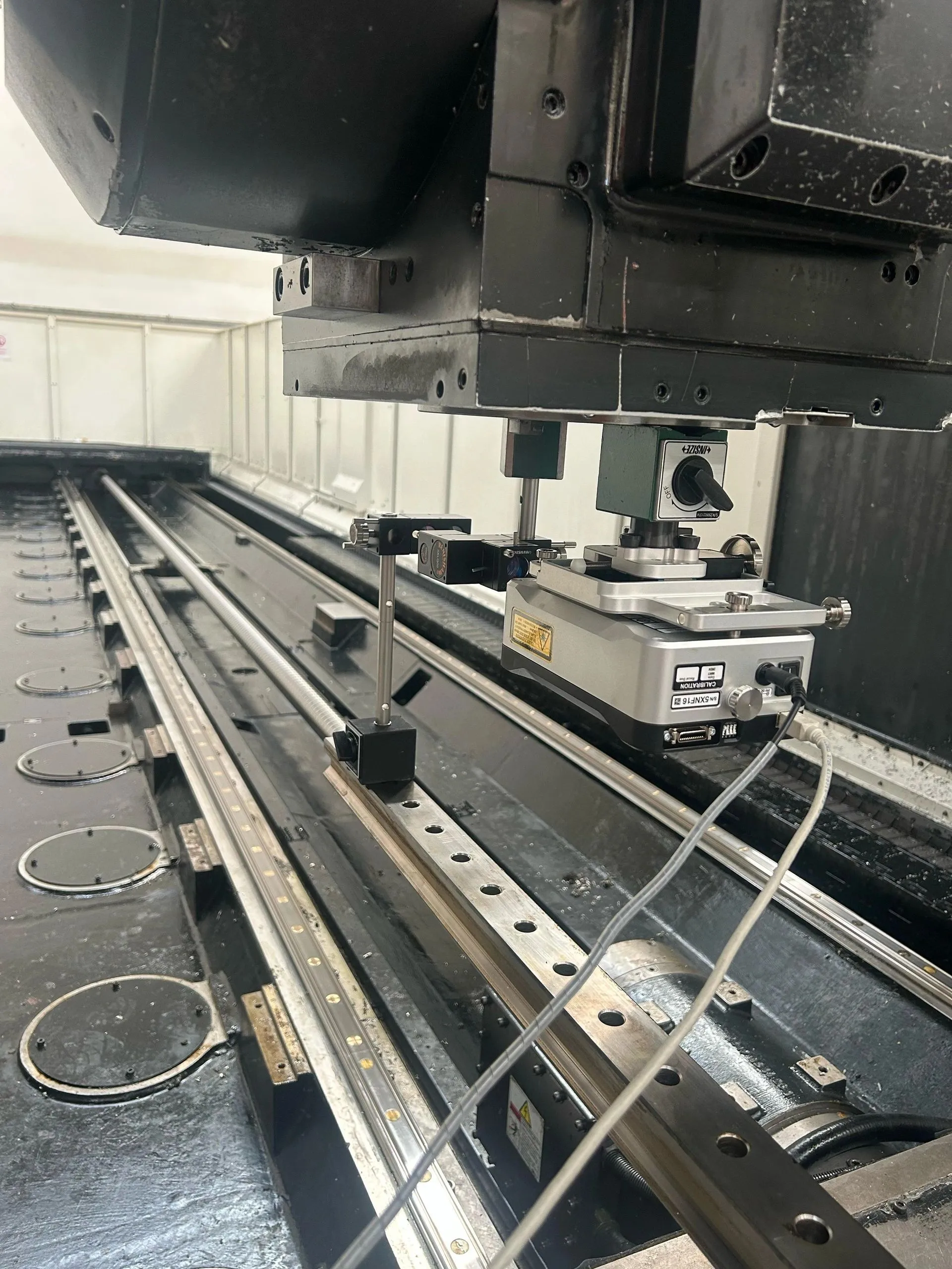 Measurement set-up on the long guideway of a bridge-type machine