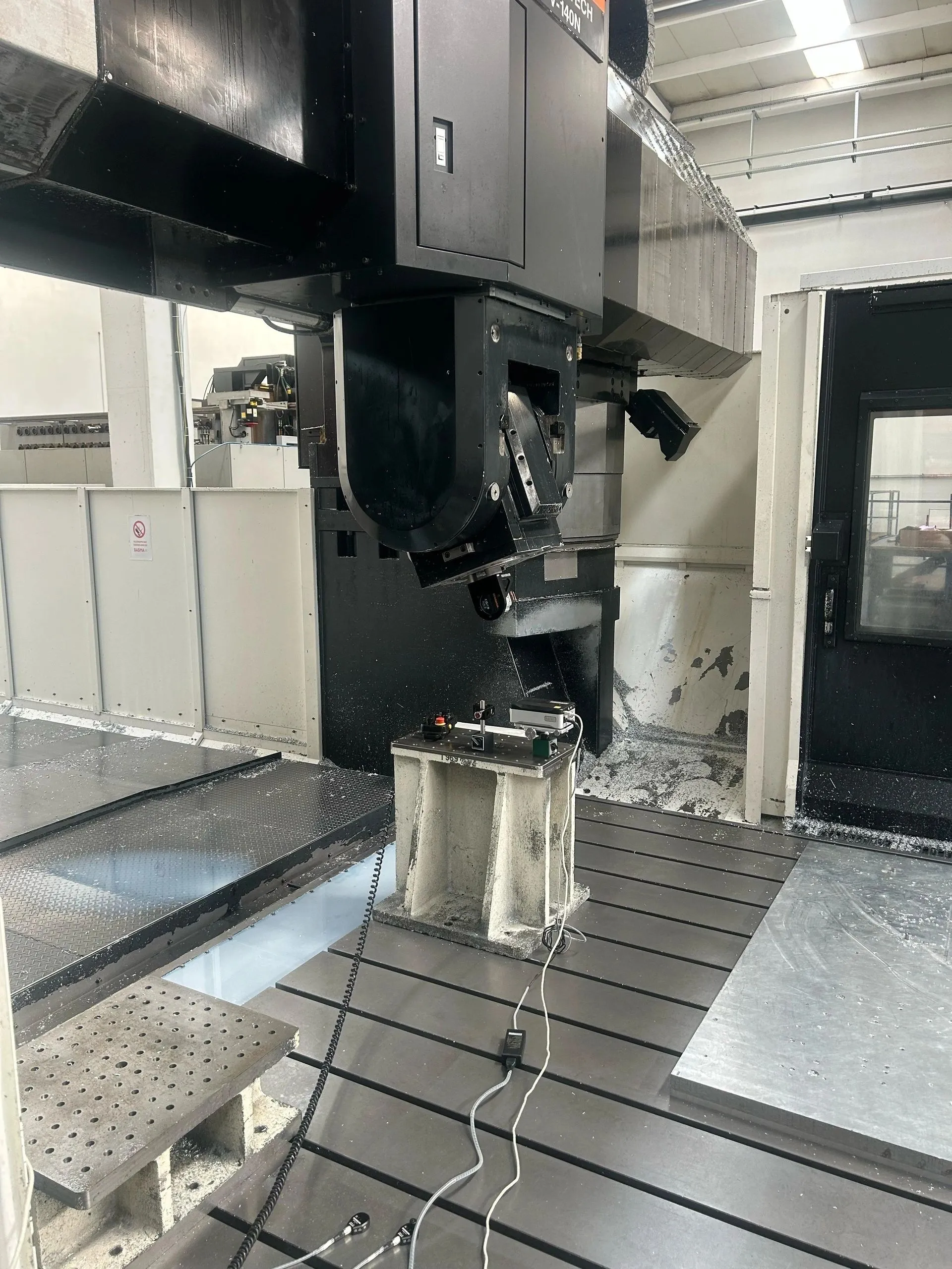 Measurement under the head of a bridge-type machine