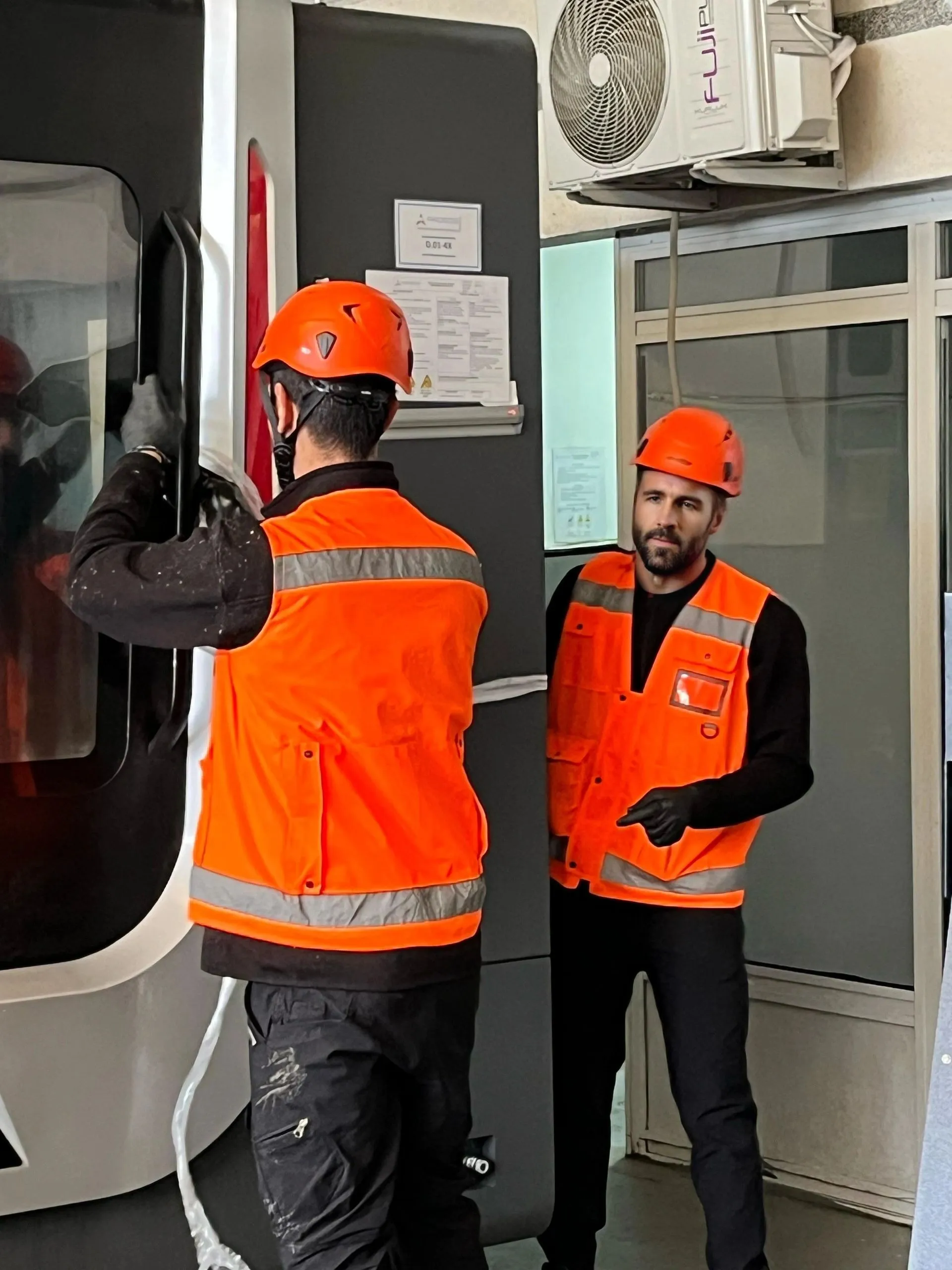 CLK CNC ekibi sahada, bir tezgâhın başında