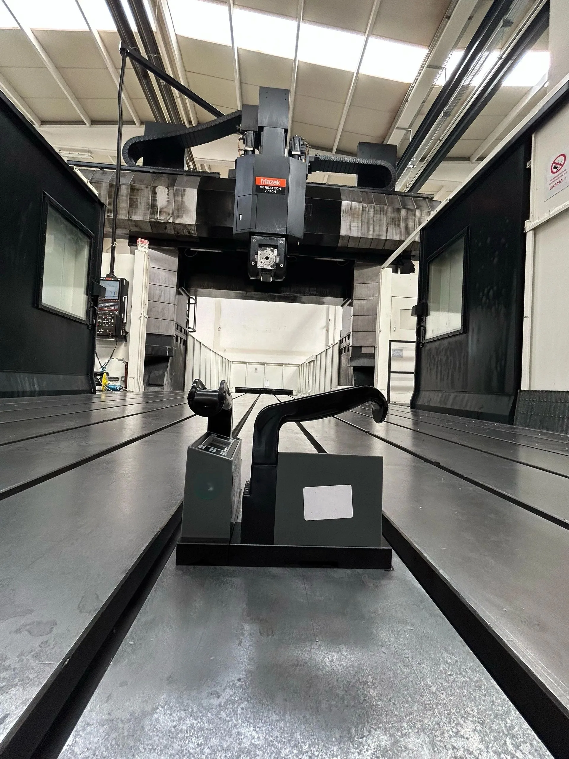 Digital level on the table of a gantry machine